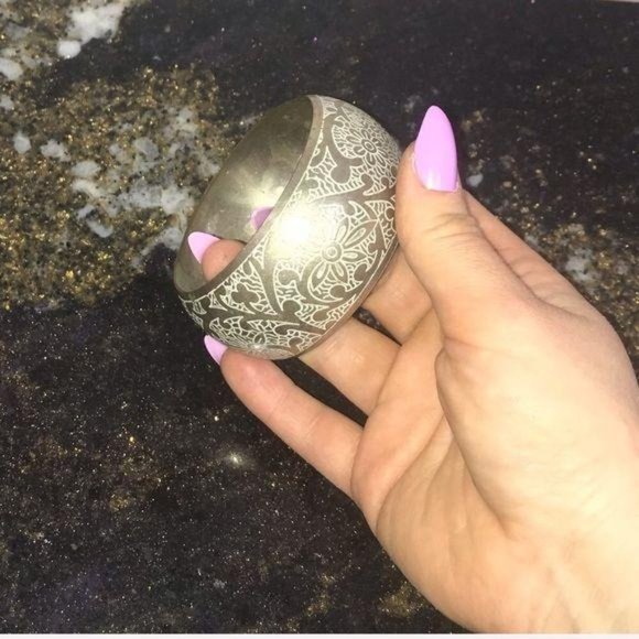 Vintage Floral Etched Bangle Bracelet - Picture 4 of 7